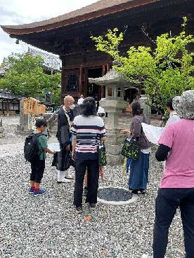 御住職からお話を聞いてる様子