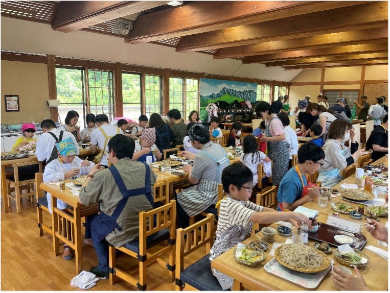 おそばを食べている様子１