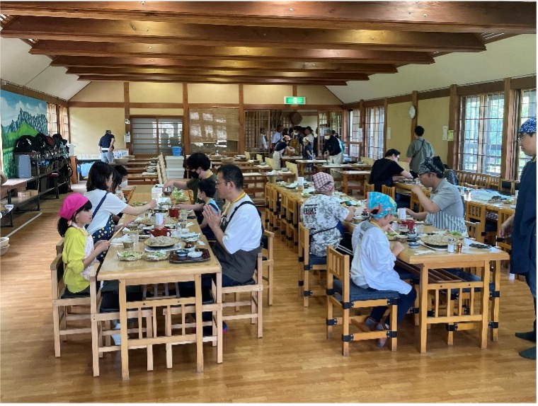 おそばを食べている様子２